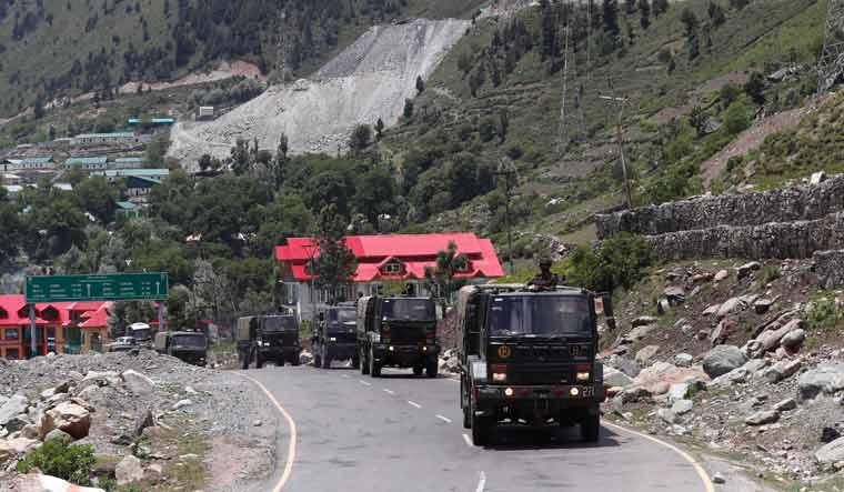 Một đoàn xe quân sự của Ấn Độ di chuyển dọc tuyến đường tới Ladakh.