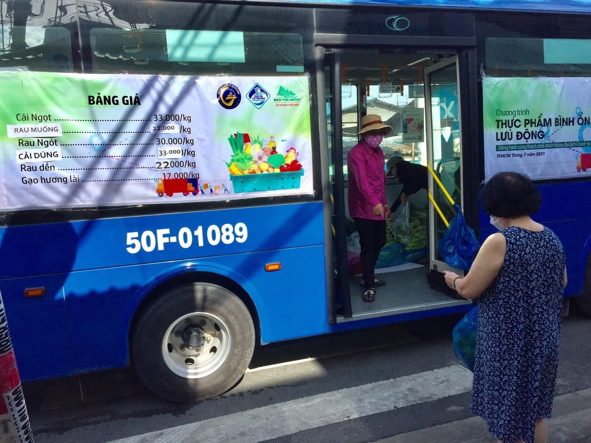 Người dân mua hàng ở xe buýt