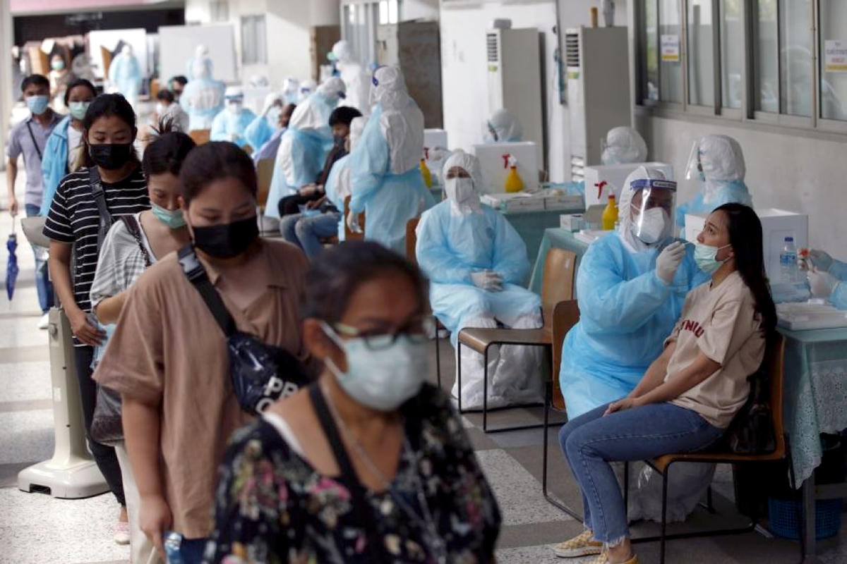 Nhân viên y tế lấy mẫu xét nghiệm Covid-19 cho người dân Bangkok (Thái Lan). Ảnh: AFP.