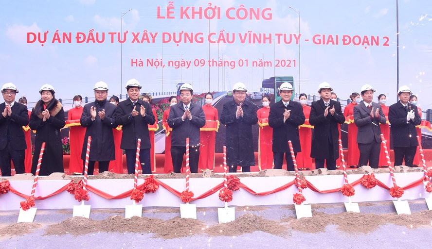Lãnh đạo Trung ương và thành phố Hà Nội thực hiện nghi thức khởi công.  
