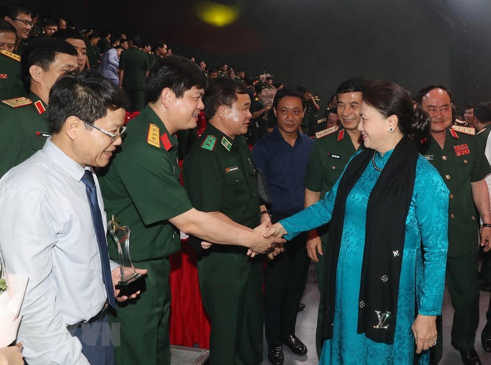 Chủ tịch Quốc hội Nguyễn Thị Kim Ngân với các đại biểu dự chương trình. Ảnh: TTXVN.