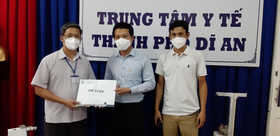 Ông Trần Văn Hưng Giám đốc kinh doanh Công ty Cổ Phần C-Holdings (giữa), trao hỗ trợ cho Trung tâm Y tế TP Dĩ An.