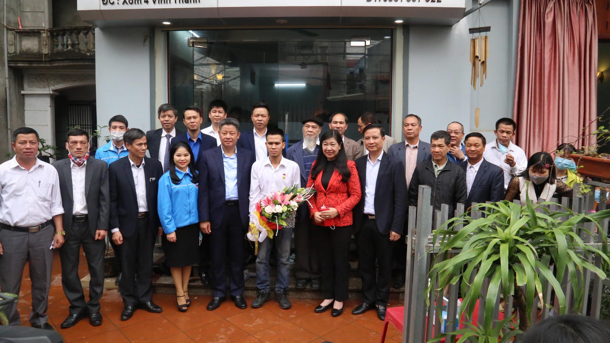 'Người hùng' cứu cháu bé rơi từ tầng 13 nhận khen thưởng