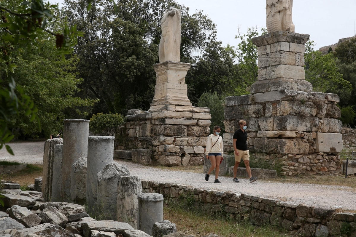 Du khách tham quan di tích Roman Agora (Athens, Hy Lạp), ngày 15/5. Nguồn: Reuters.  