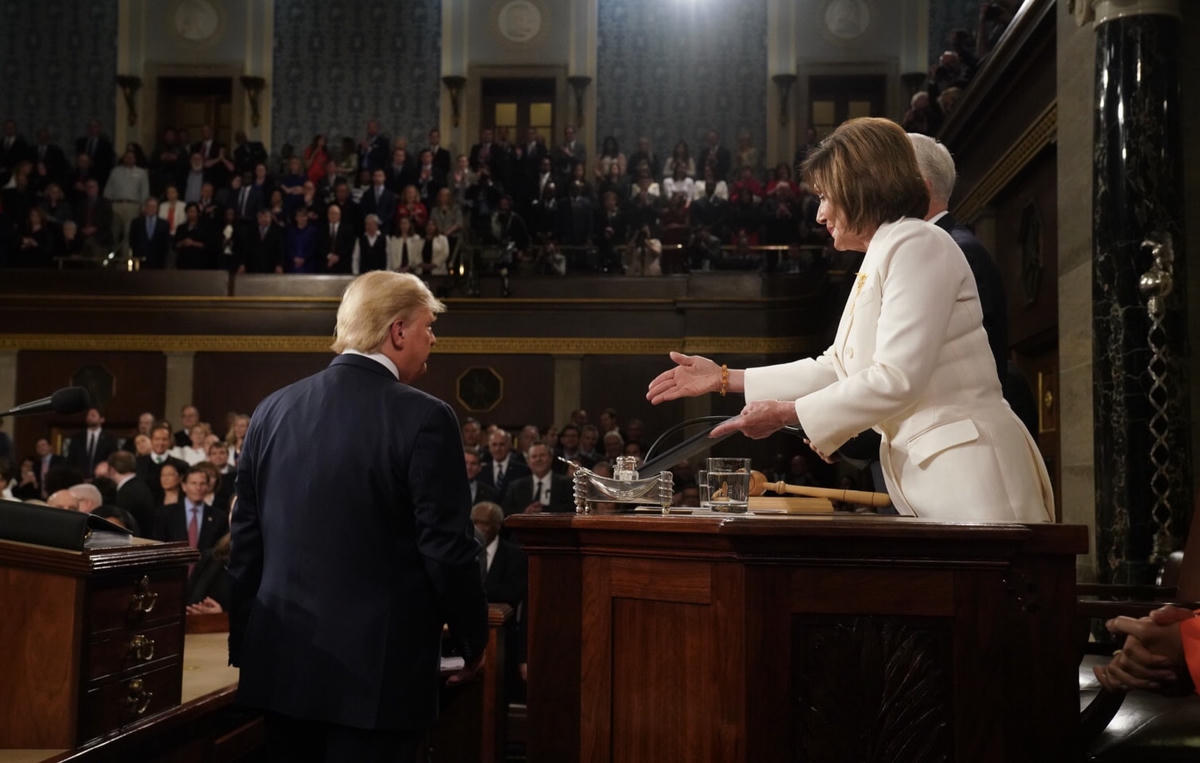 Chủ tịch Hạ viện Mỹ Nancy Pelosi chia sẻ hình ảnh trên Twitter của mình, bức ảnh chụp vào ngày 4/2/2020, khi đó ông Donald Trump đã “phớt lờ” không bắt tay bà.