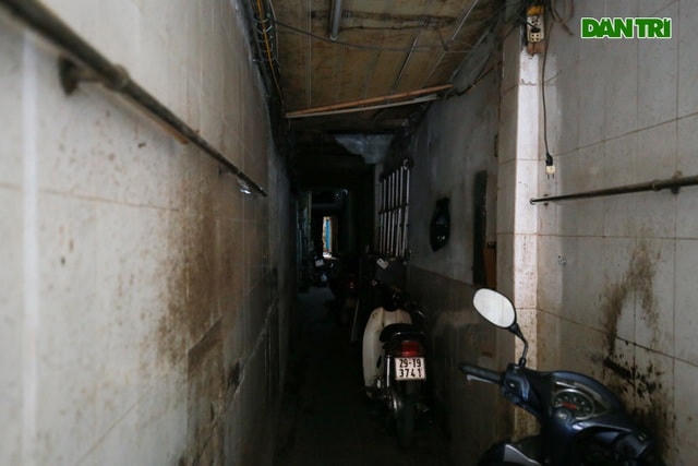 Mỗi m2 vuông đất mặt đường ở phố cổ lên đến hàng tỷ đồng. Vì vậy, đất phố cổ Hà Nội được so sánh ngang với giá đất ở các thành phố như Paris (Pháp) hay Tokyo (Nhật Bản).  
