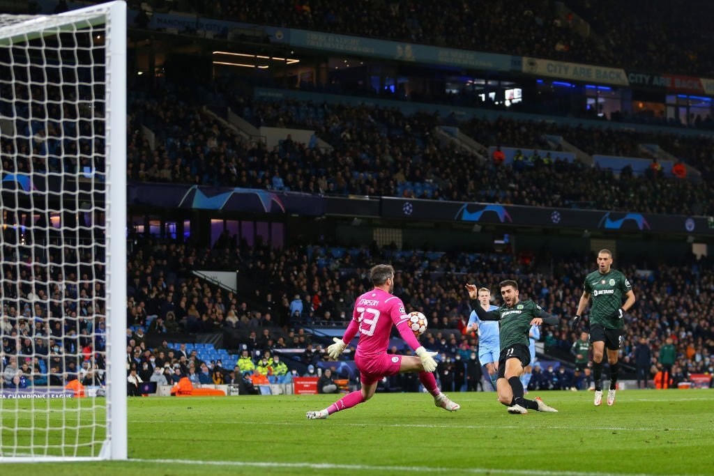 Scott Carson cản pha dứt điểm của Paulinho.