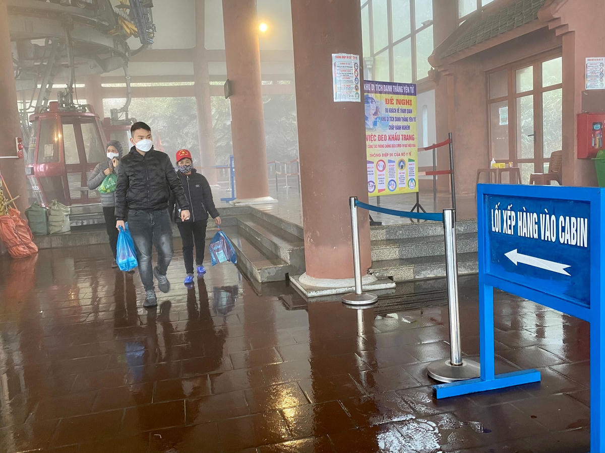 Khu vực cáp treo không còn cảnh chen lấn, xô đẩy như những ngày trước đó.