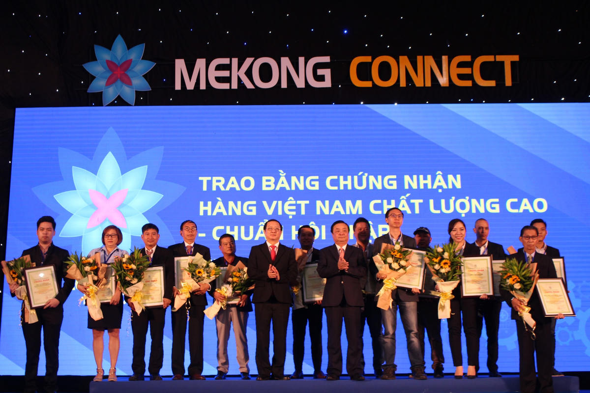 Trao chứng nhận "Hàng Việt Nam chất lượng cao - Chuẩn hội nhập" cho các doanh nghiệp.