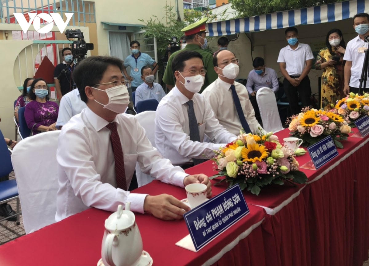 Ủy viên Bộ Chính trị, Thường trực Ban Bí thư Võ Văn Thưởng bỏ phiếu tại Khu vục bỏ phiếu số 71, Phường 15, quận Phú Nhuận, TP HCM. Ảnh: VOV.