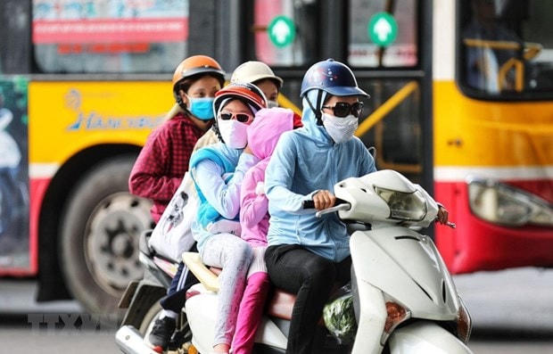 Người già và trẻ nhỏ cần hạn chế ra đường vào những thời điểm nắng nóng gay gắt dễ dẫn đến thay đổi nhiệt độ cơ thể đột ngột, nguy hiểm cho sức khỏe. (Ảnh: Thành Đạt/TTXVN)