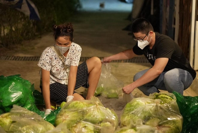 Nàng hậu tích cực trong tất cả các hoạt động của đoàn thiện nguyện.