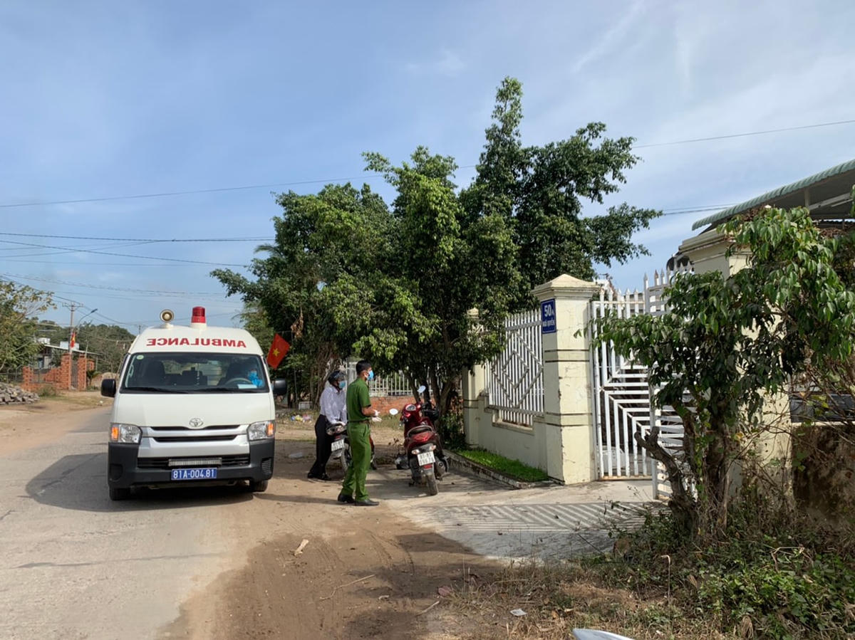 Xe cứu thương được điều động chở những trường hợp F1 đi cách ly tập trung tại thị xã Ayun Pa.  