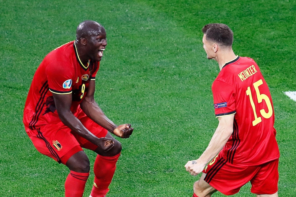 Lukaku (trái) toả sáng với cú đúp giúp tuyển Bỉ có khởi hành suôn sẻ ở EURO 2020.