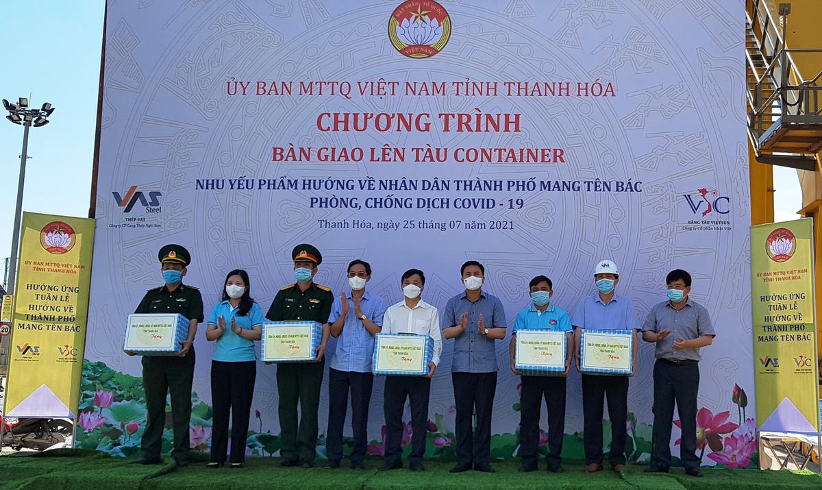 Ông Đỗ Trọng Hưng, Bí thư Tỉnh ủy cùng bà Phạm Thị Thanh Thủy, Chủ tịch MTTQ, Trưởng ban Dân vận tỉnh Thanh Hóa tặng quà và trao thư cảm ơn cho các đơn vị đã có thành tích xuất sắc trong Cuộc phát động “Tuần lễ hướng về Thành phố mang tên Bác” tại Thanh Hóa.