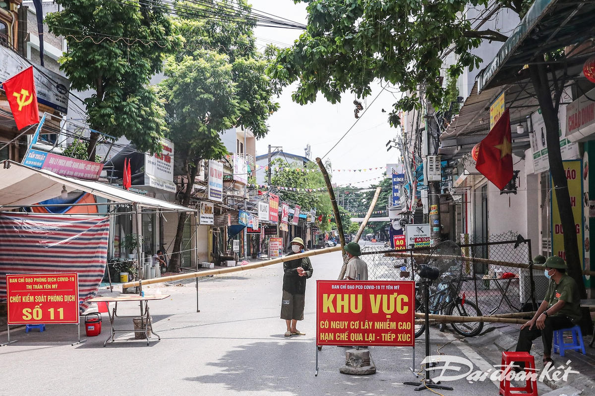 Lực lượng chức năng có mặt 24/7 tại các chốt kiểm soát, người dân được yêu cầu hạn chế qua lại. Ảnh: Quang Vinh.