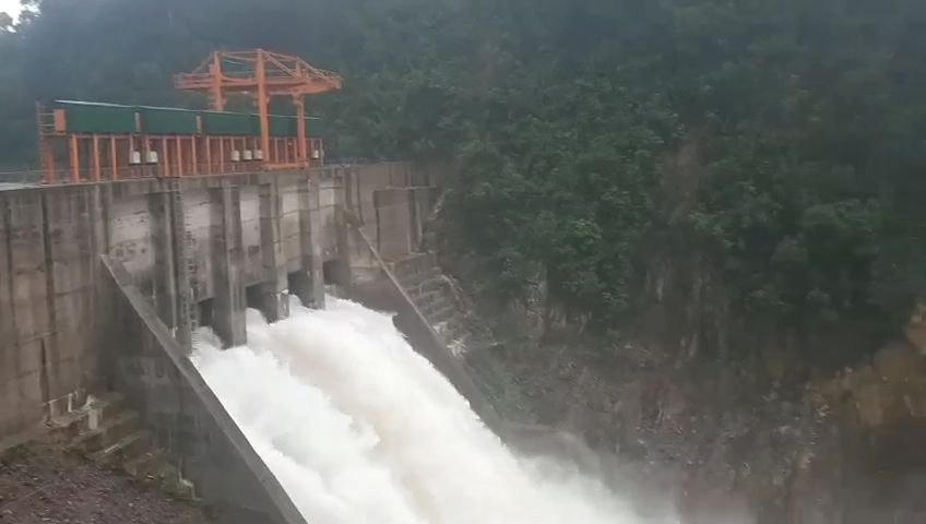 Thủy điện Thượng Nhật bất chấp chỉ đạo của các cơ quan chức năng để tích nước trái phép.