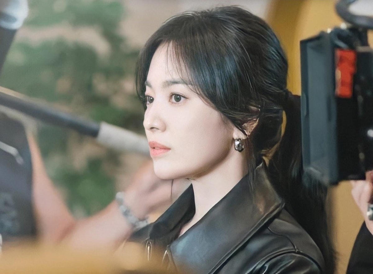 Được khen xinh đẹp trong phim mới thế nhưng diễn xuất của Song Hye Kyo vẫn đơ và cứng. 