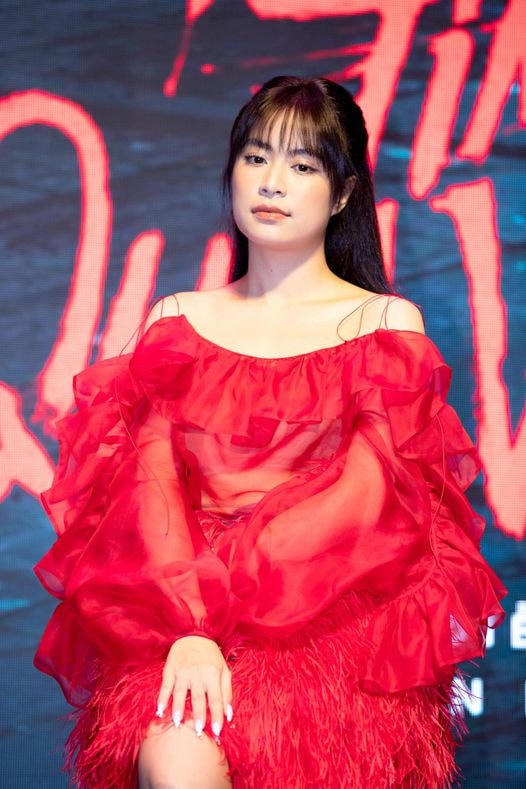 Hoàng Thùy Linh chiêm nghiệm cuộc sống trong mùa dịch: “Tầm này chỉ có sợ thất nghiệp chứ đâu ai sợ thất tình”.