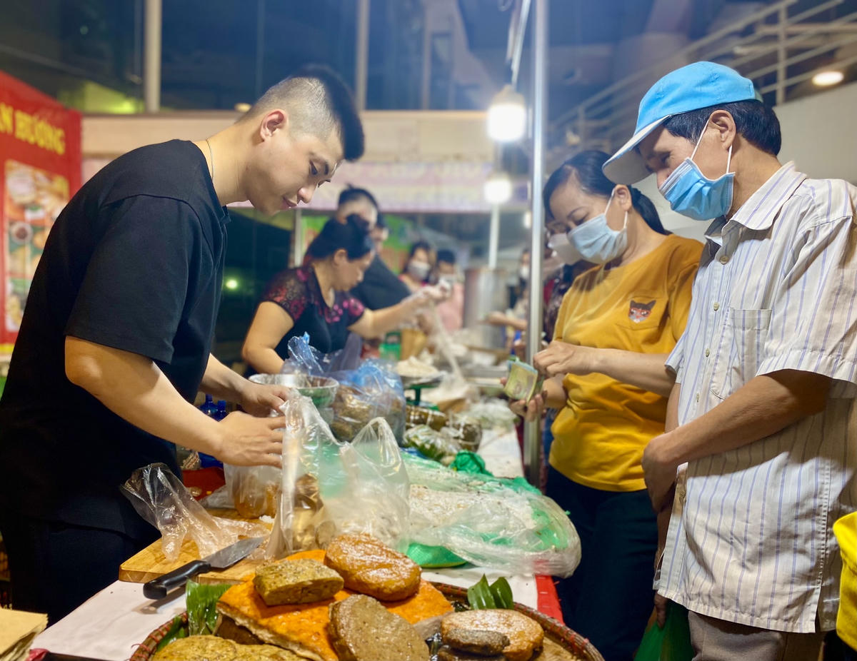 Hàng hóa được trưng bày, giới thiệu và bán tại hội chợ đa dạng, phong phú, đảm bảo chất lượng, an toàn thực phẩm, mẫu mã đúng theo tiêu chuẩn lưu thông trên thị trường.