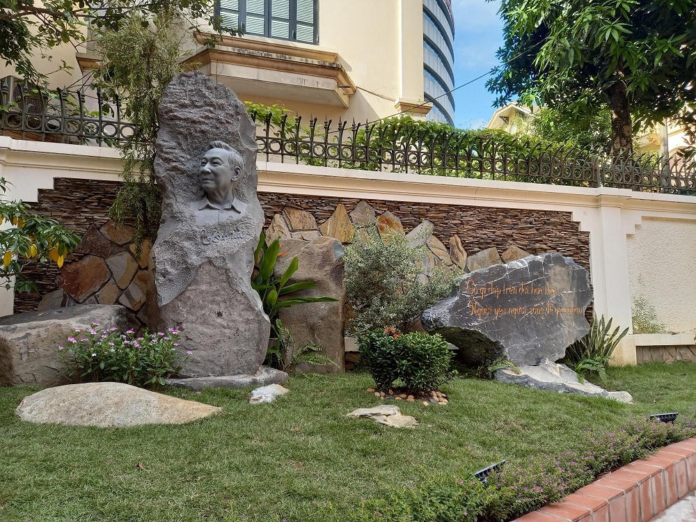 Tượng nhà thơ trong khuôn viên của Bảo tàng Tố Hữu.