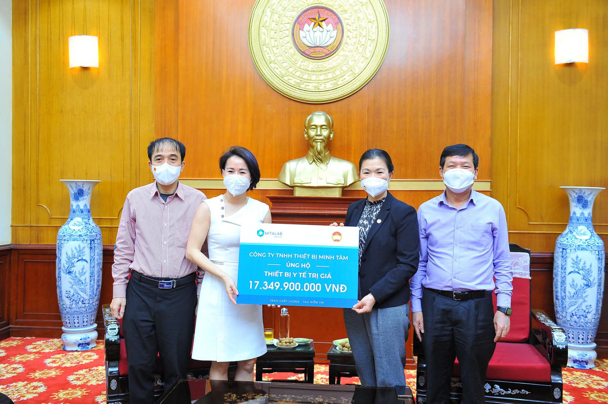 Phó Chủ tịch Trương Thị Ngọc Ánh tiếp nhận ủng hộ từ Công ty TNHH thiết bị Minh Tâm.