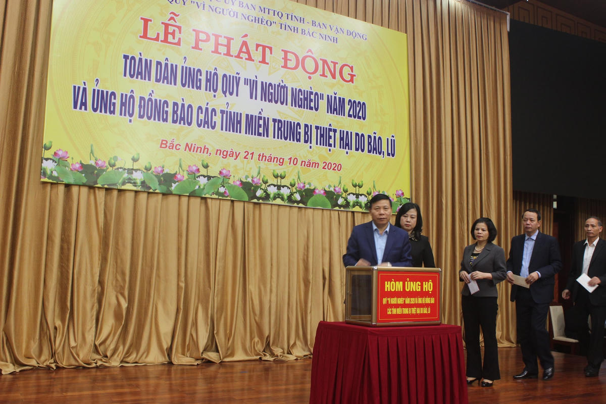 Lãnh đạo tỉnh Bắc Ninh ủng hộ quỹ Vì người nghèo và ủng hộ các tỉnh miền Trung bị thiệt hại do bão lũ.