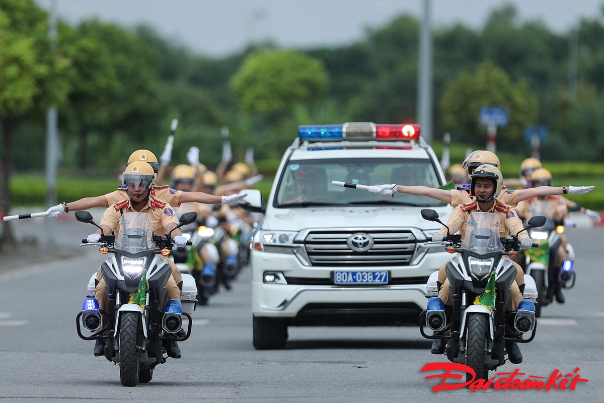 Thực hành theo khẩu lệnh của chỉ huy dẫn: Yêu cầu các phương tiện giảm tốc độ, đi sát lề đường bên phải nhường đường cho đoàn xe ưu tiên; yêu cầu tất cả các phương tiện tạm thời dừng lại nhường đường cho đoàn xe ưu tiên.