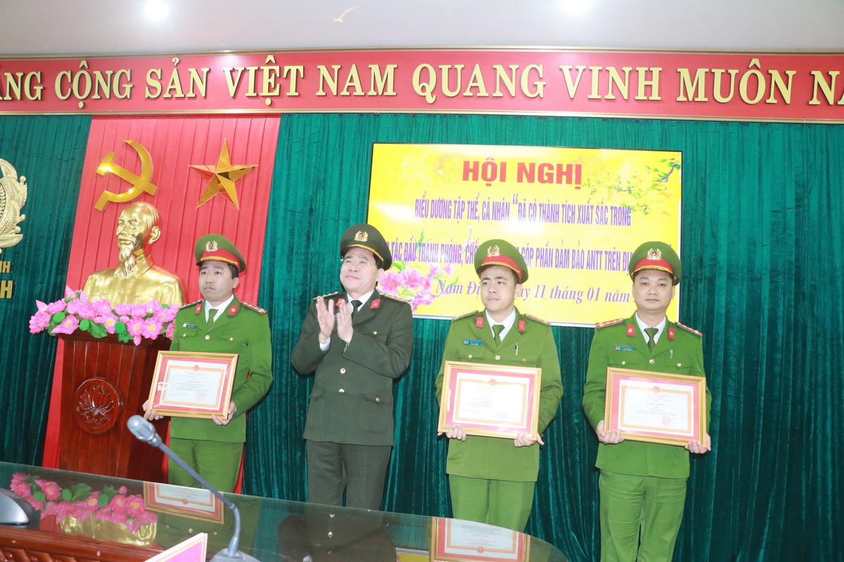 Các cá nhân, tập thể lập thành tích vừa được Giám đốc Công an tỉnh Nam Định khen thưởng.