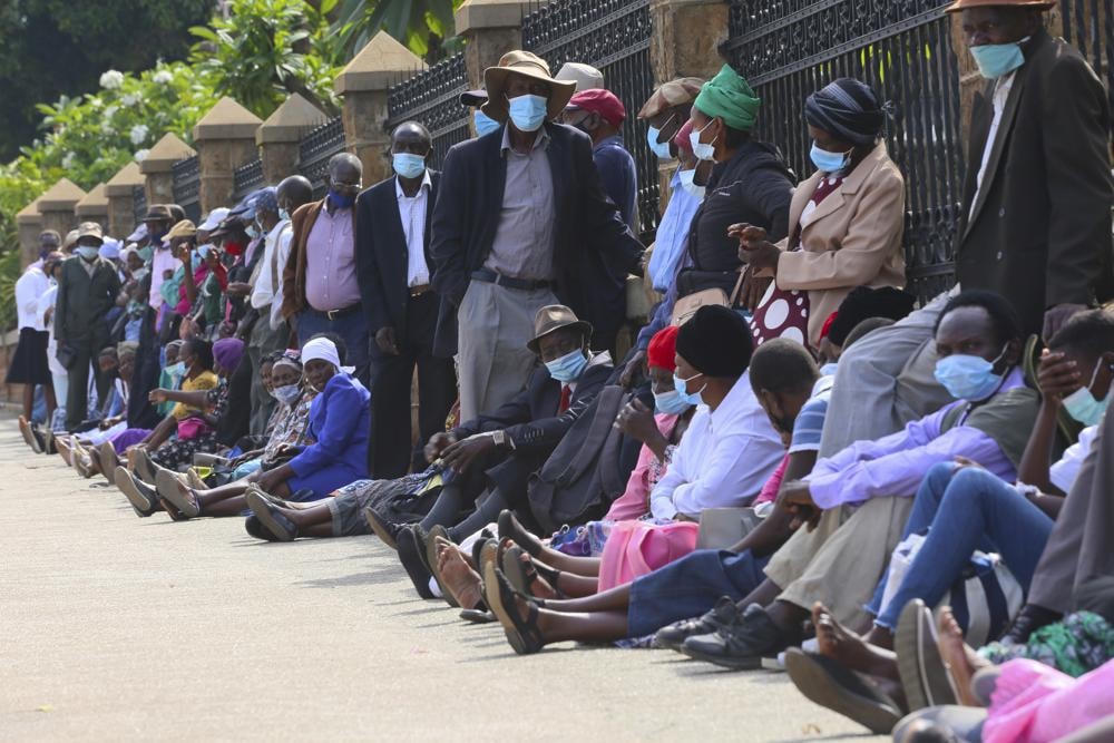 Hàng dài người dân chờ đợi phía ngoài một ngân hàng ở thủ đô Harare, Zimbabwe chờ đổi ngoại tệ. Ảnh: AP.
