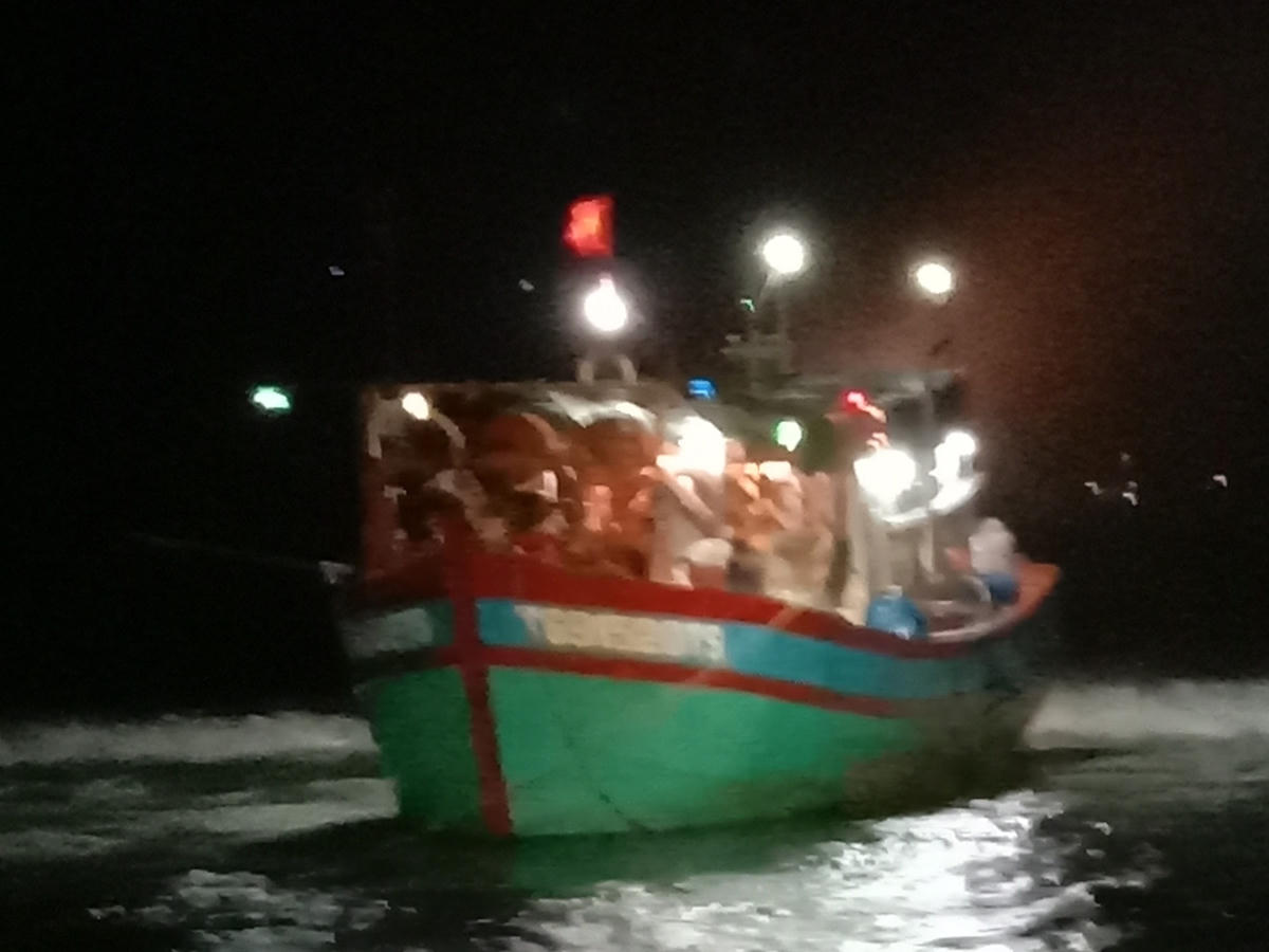 Tàu cá TG 91520 TS mặc cạn ở khu vực đảo Lý Sơn.