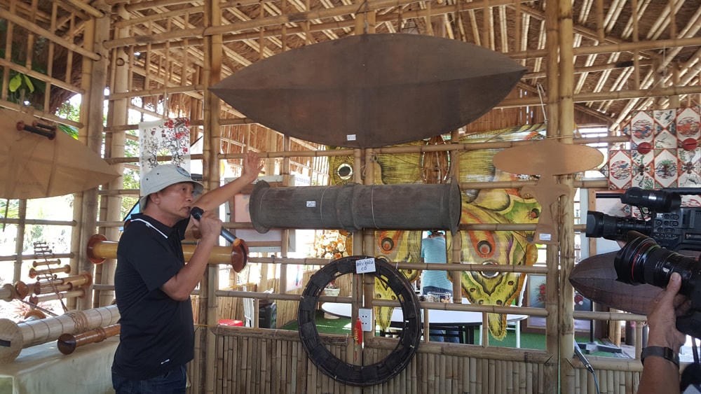 Cánh diều, bộ sáo cổ, có tuổi đời hàng trăm năm tuổi được trưng bày tại gian trưng bày lịch sử, truyền thống văn hóa diều sáo Việt Nam.