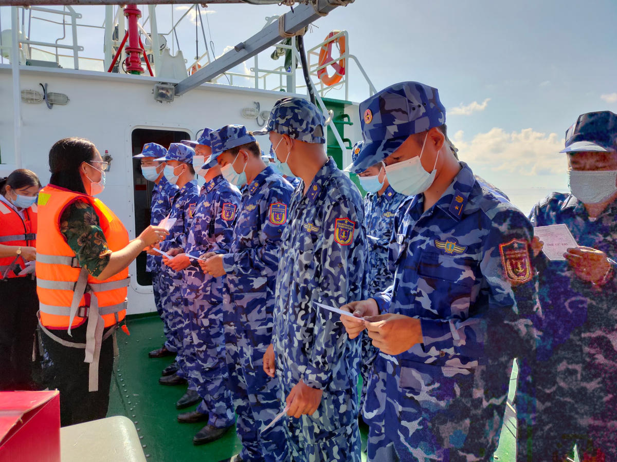 Phát phiếu cho lực lượng Cảnh sát biển Gành Hào, Bạc Liêu.