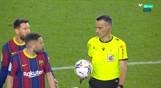 Messi phàn nàn với trọng tài vì sợ lĩnh thêm thẻ vàng.  