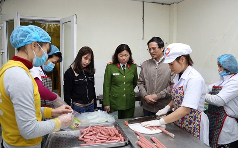 Đoàn công tác UBND quận Hà Đông kiểm tra công tác bảo đảm an toàn thực phẩm tại xưởng chế biến thực phẩm ở phường Phú La.