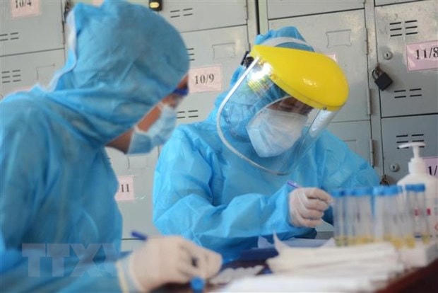 Các nhân viên y tế làm xét nghiệm SARS-CoV-2. (Ảnh: TTXVN).