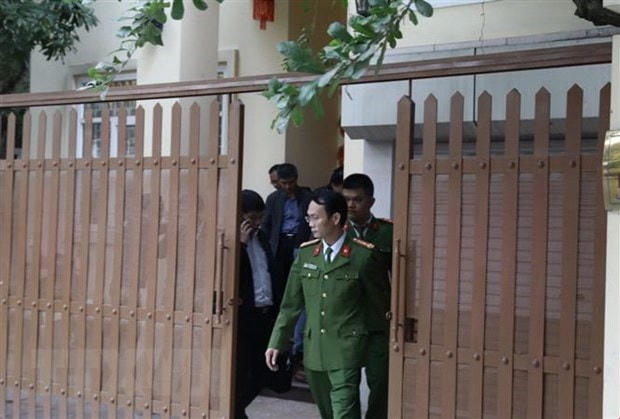 Cơ quan Cảnh sát điều tra khám xét nhà bị can Nguyễn Văn Tứ chiều 28/12/2020. (Ảnh: TTXVN).