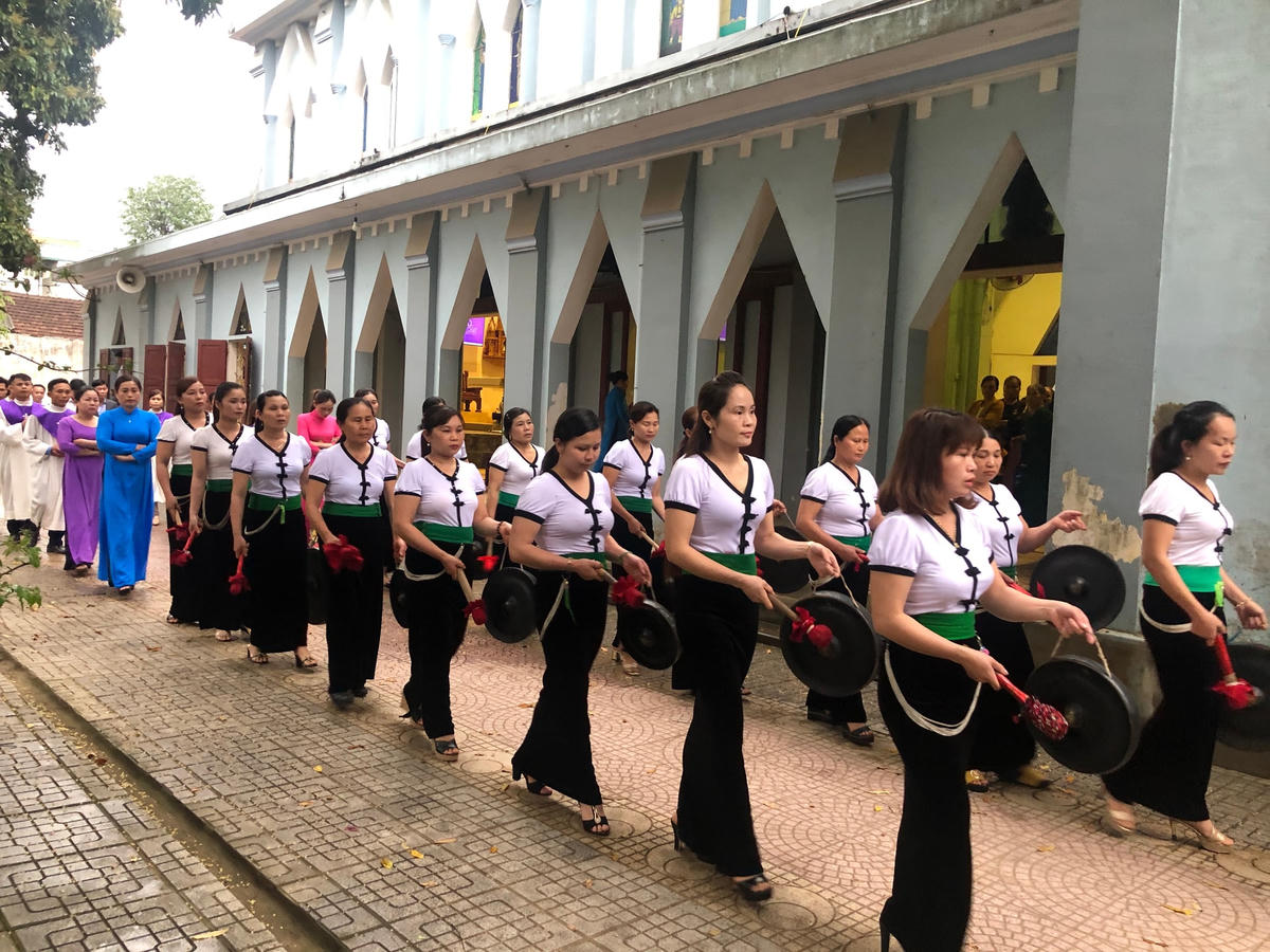 Đội diễu hành của đồng bào dân tộc Mường tiến vào Nhà thờ Giáo xứ Phong Ý để chuẩn bị cho buổi lễ.