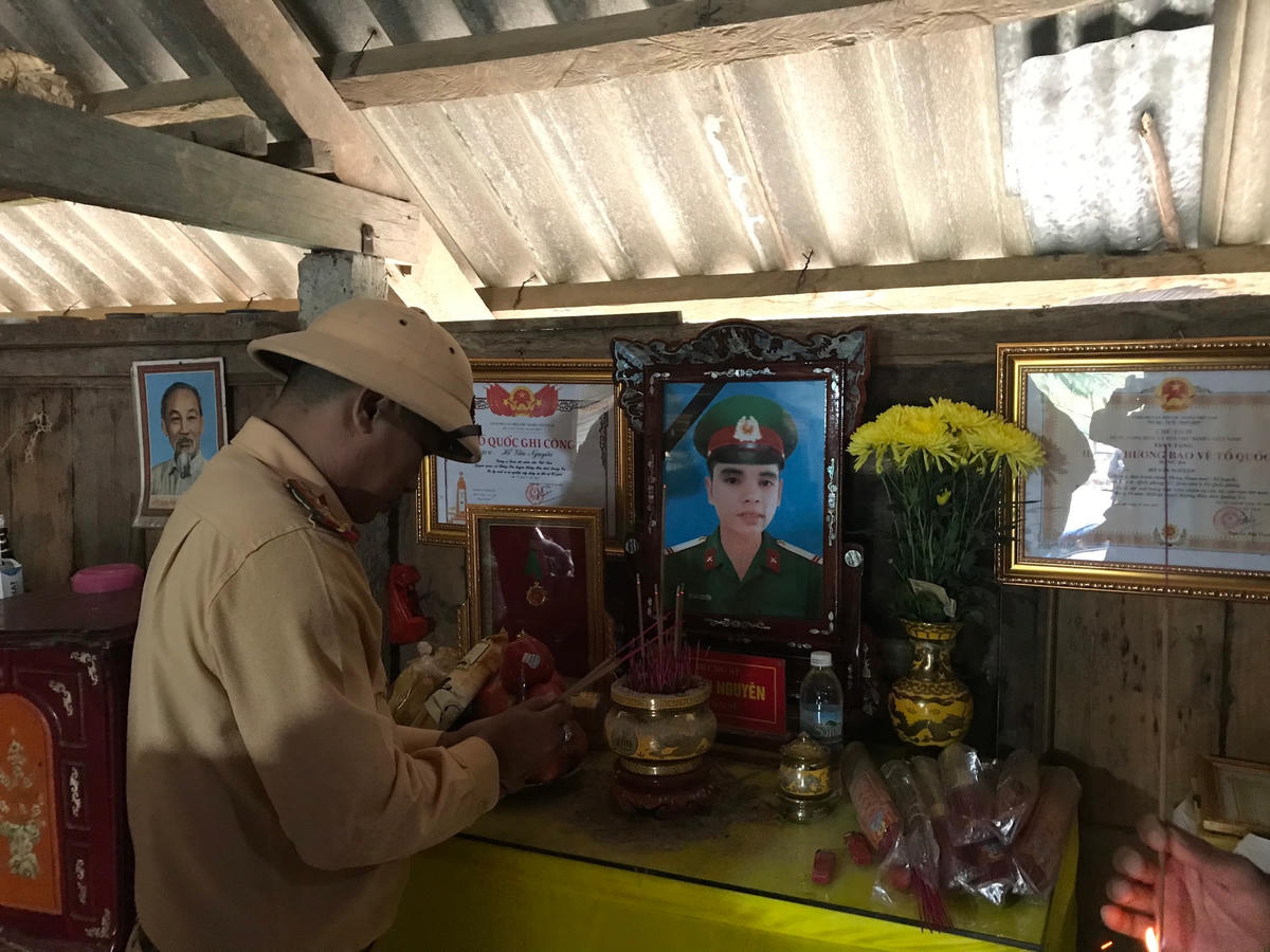Đoàn đến thắp hương Liệt sỹ Hồ văn Nguyên và thăm hỏi, động viên cũng như hỗ trợ đặc biệt giúp đỡ gia đình vượt qua mất mát do thiên tai.