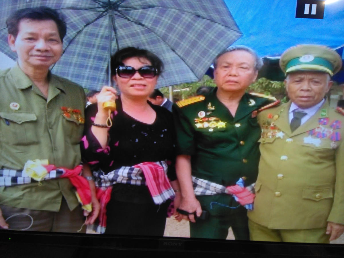 Cuộc gặp gỡ tại chiến trường xưa: Trung tá Khăm Đi (bên phải) và đại tá, bác sĩ Trần Mạnh Chí.