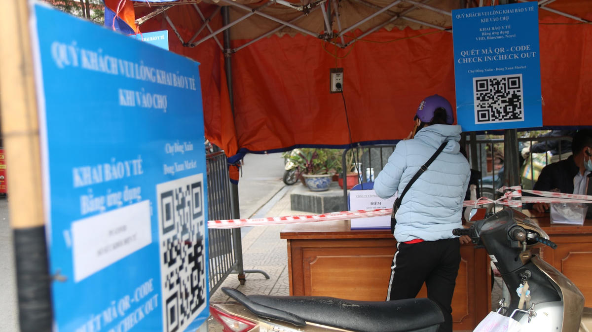 Các bảng mã QR được gắn tại các cửa ra vào.