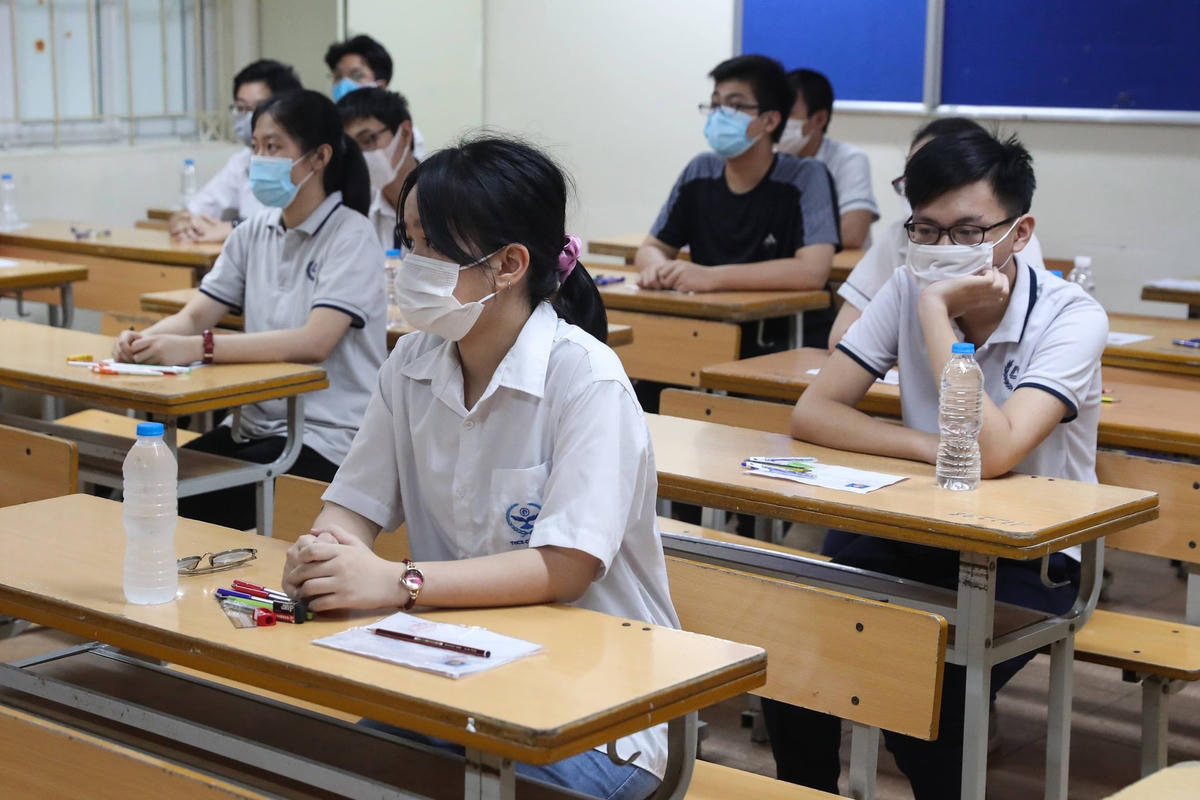 Thí sinh dự thi vào lớp 10 tại điểm thi trường THCS Nam Trung Yên. Ảnh: Phạm Quang Vinh.