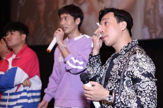 Dàn diễn viên ''Bố già'' trong một buổi giao lưu với khán giả cuối buổi chiếu phim ngày 8/3. (Ảnh của đoàn phim).
