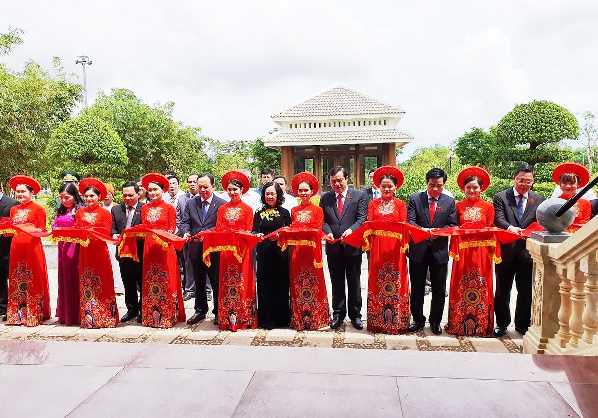 Cắt băng khánh thành nhà bia ghi danh liệt sĩ Thanh Hóa hy sinh tại Quảng Nam.