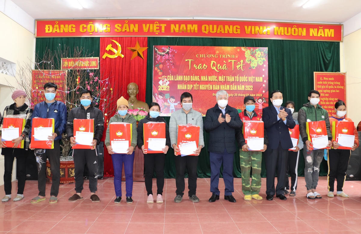 Chủ tịch Đỗ Văn Chiến và lãnh đạo tỉnh tặng quà hộ nghèo, gia đình chính sách xã Đức Long (huyện Thạch An).