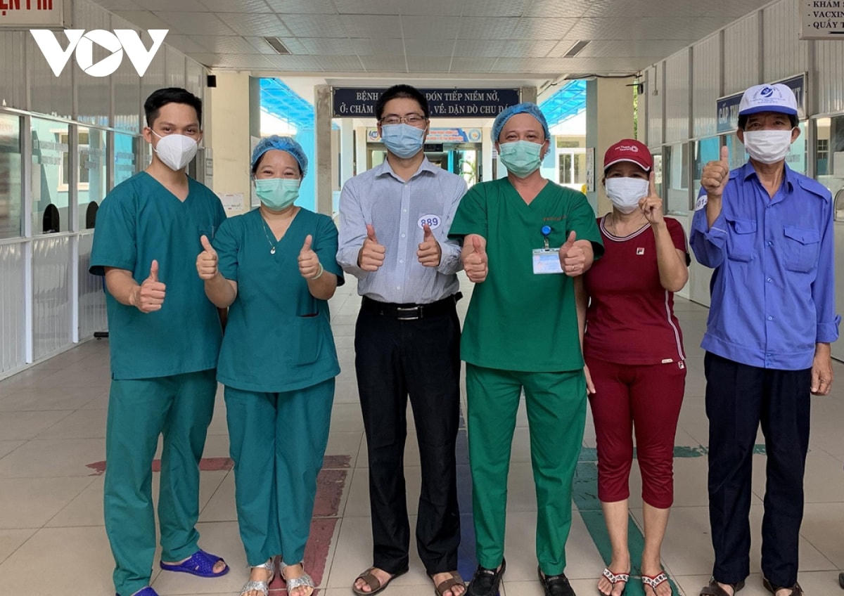 Các bác sĩ Bệnh viện dã chiến Hòa Vang chia vui cùng bệnh nhân trước khi xuất viện.