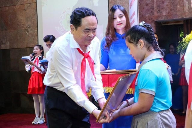 BẢN TIN MẶT TRẬN: Chủ tịch Trần Thanh Mẫn trao giải cuộc thi Bác Hồ với thiếu nhi
