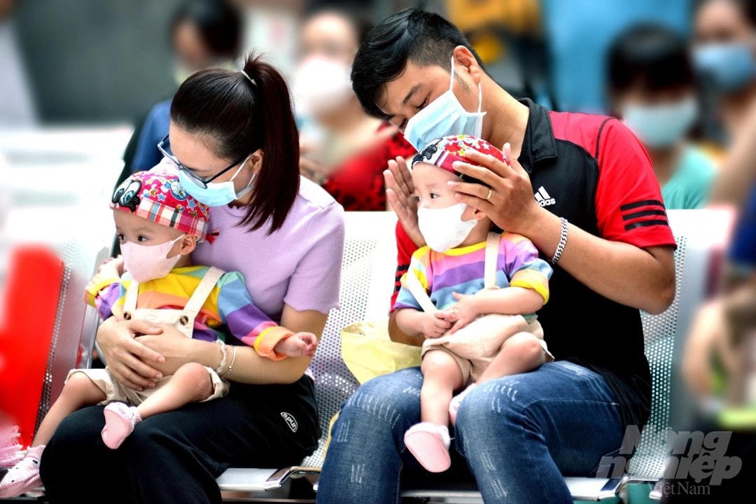 Hai bé Trúc Nhi và Diệu Nhi về với gia đình.