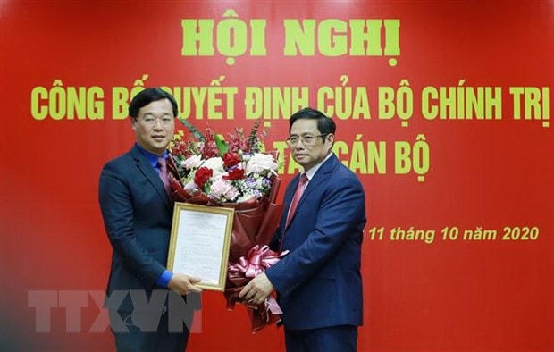 Ủy viên Bộ Chính trị, Bí thư Trung ương Đảng, Trưởng ban Tổ chức Trung ương Phạm Minh Chính trao quyết định cho ông Lê Quốc Phong. Ảnh: TTXVN.