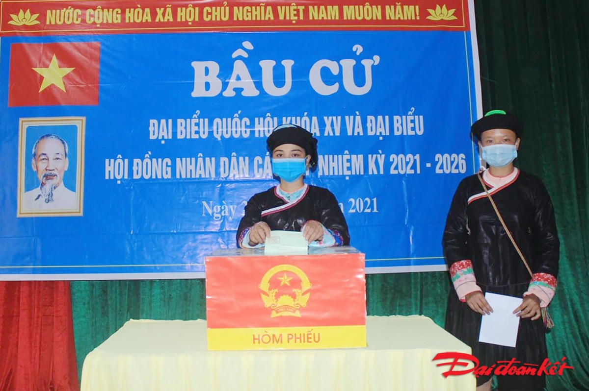 [ẢNH] Người dân Sơn Vĩ đi bầu sớm còn đi chợ phiên